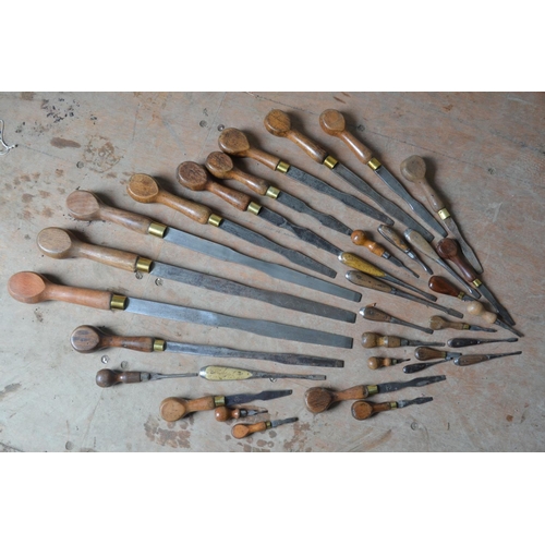 377 - Collection of vintage wood handled screwdrivers, some very large (largest 69.5cm)