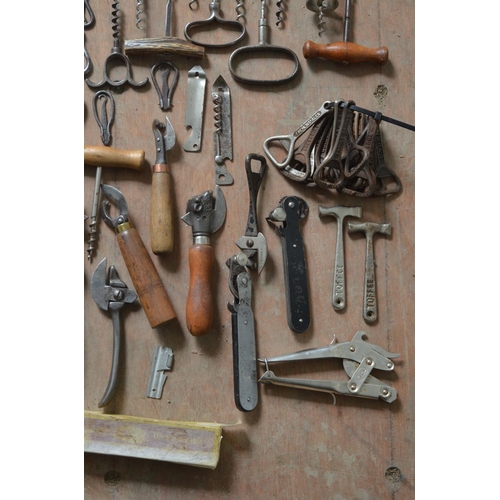 384 - Collection of vintage corkscrews, bottle openers and can openers. Qty