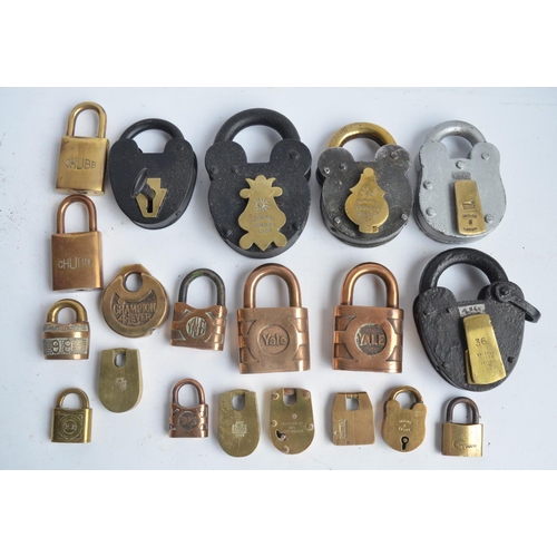 386 - Collection of vintage padlocks from Yale, Castell, Walsall Lock & Cart Gear, Chubb etc and includes ... 