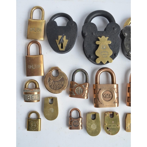 386 - Collection of vintage padlocks from Yale, Castell, Walsall Lock & Cart Gear, Chubb etc and includes ... 