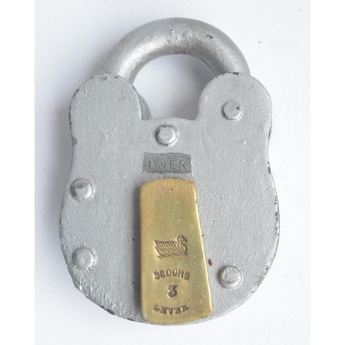 386 - Collection of vintage padlocks from Yale, Castell, Walsall Lock & Cart Gear, Chubb etc and includes ... 