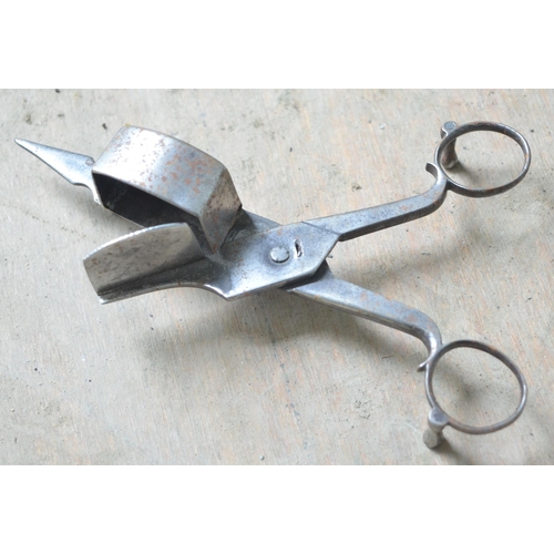 390 - Collection of vintage scissors and similar items