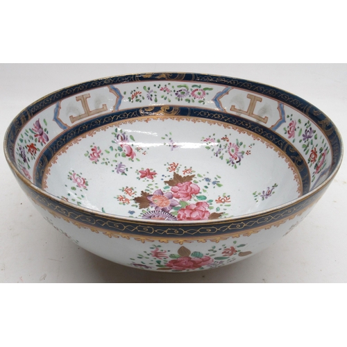 1133 - Samson style circular bowl, decorated in Chinese Armorial palette enamels, D29cm