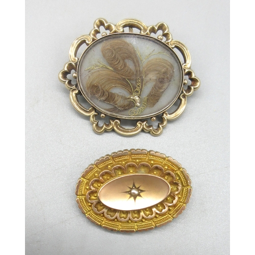 1013 - Victorian 9ct yellow gold Etruscan style oval brooch set with single seed pearl to centre, with glas... 