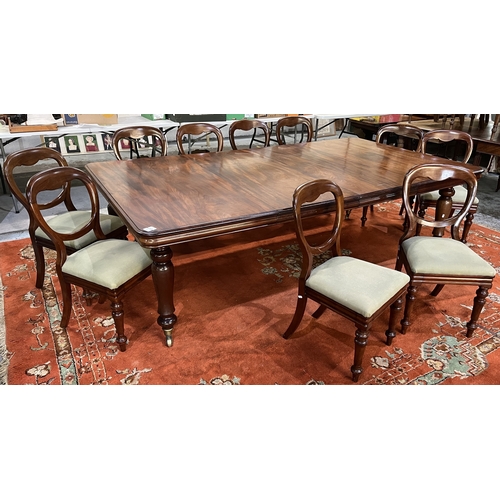 1295 - Victorian mahogany extending dining table, rectangular moulded top with two additional leaves on fou... 