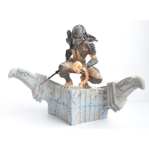 77 - Predator 2 'Triumphant Statue' cold cast porcelain limited edition (2791/3000) 10