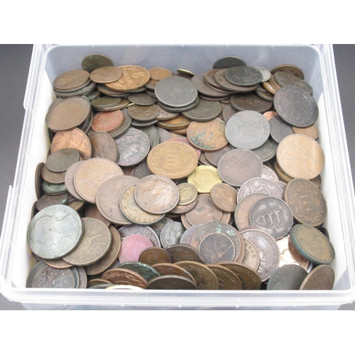 549 - Large collection of C18th/19th British brass coins to inc. pennies, farthings, Guernsey Doubles, Sta... 