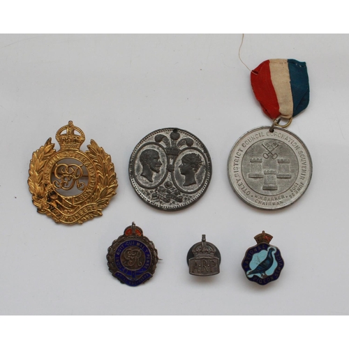 1212 - Military badges and medallions including A.R.P. and National pigeon service badge and a Eire Irish D... 