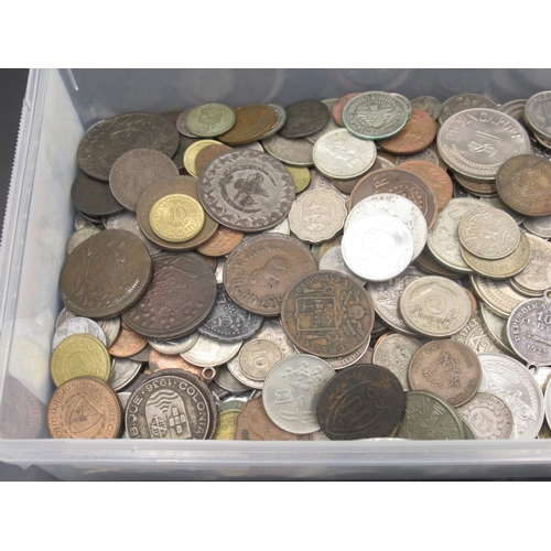 575 - Large collection of assorted international coinage from Kenya, Palestine, Libya, Saudi Arabia, Thail... 