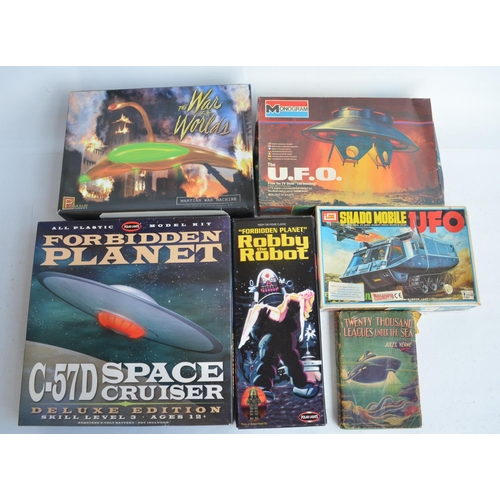 122 - Five science fiction themed plastic model kits to include Polar Lights Forbidden Planet plastic mode... 