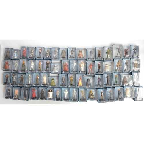 124 - Large collection of Eaglemoss Dr Who figurine collection with magazines and models to include 9 bind... 