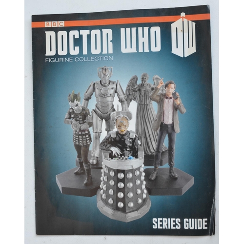 124 - Large collection of Eaglemoss Dr Who figurine collection with magazines and models to include 9 bind... 