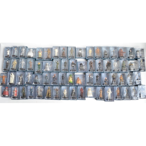 124 - Large collection of Eaglemoss Dr Who figurine collection with magazines and models to include 9 bind... 