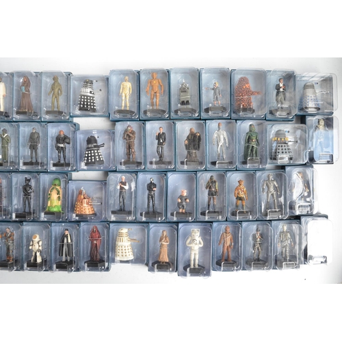 124 - Large collection of Eaglemoss Dr Who figurine collection with magazines and models to include 9 bind... 