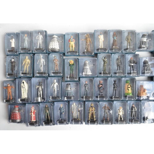 124 - Large collection of Eaglemoss Dr Who figurine collection with magazines and models to include 9 bind... 