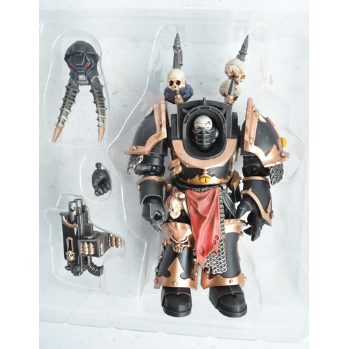 133 - Six JoyToy Warhammer 40,000 Chaos Space Marines action figures (14.1-17.5cm) to include 2x Black Leg... 