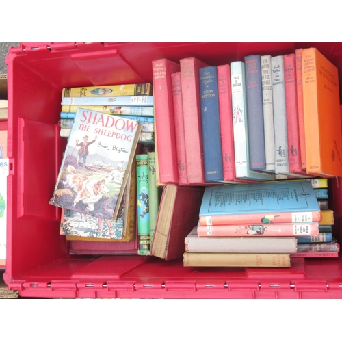 712 - Extremely large collection of Enid Blyton paperbacks and hardbacks, inc. Noddy, Famous Five, Secret ... 