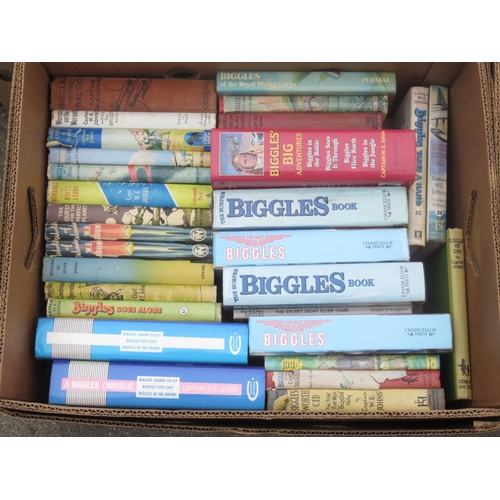 713 - Large collection of Capt. W. E. Johns hardbacks and paperbacks, to inc. Biggles, Gimlet, etc. (qty i... 