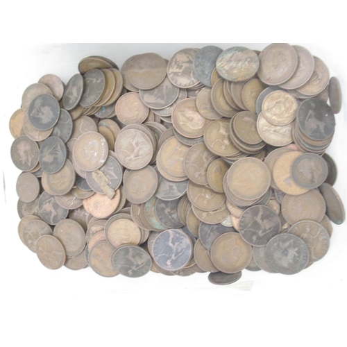 586 - Assorted collection of C19th/20th GB pennies in 2 tubs