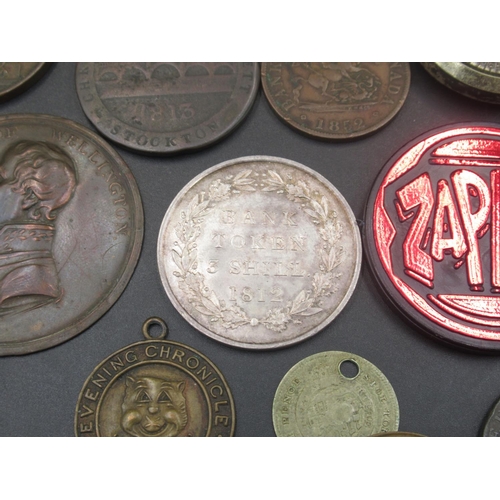 617 - Assorted collection of C19th and C20th tokens to inc. 1805 Bank Token Ten Pence Irish, 1812 One Penn... 