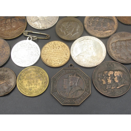 620 - Collection of C19th and C20th British Royal Family related commemoration medals, coins and medallion... 