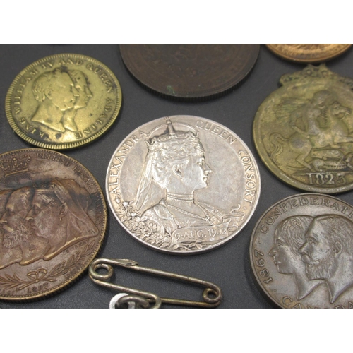 620 - Collection of C19th and C20th British Royal Family related commemoration medals, coins and medallion... 