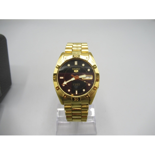 513 - Seiko 5 gold plated automatic wristwatch with day date, signed black dial, applied dot and baton ind... 