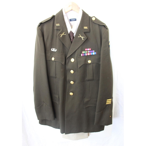 1369 - U.S. Airbourne Division Lieutenant's Uniform. With Jacket, Trousers, shirt and tie. Complete with in... 