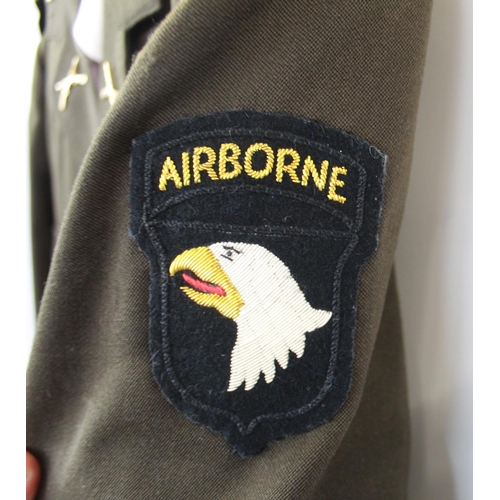 1369 - U.S. Airbourne Division Lieutenant's Uniform. With Jacket, Trousers, shirt and tie. Complete with in... 