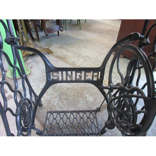 644 - Cast iron Singer treadle sewing machine base with later white marble top, W58cm D41cm H74cm