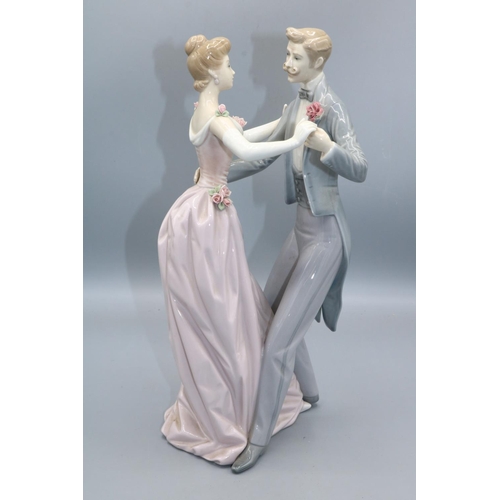 159 - Lladro figure 1372 'Anniversary Dance' waltzing couple, H32cm