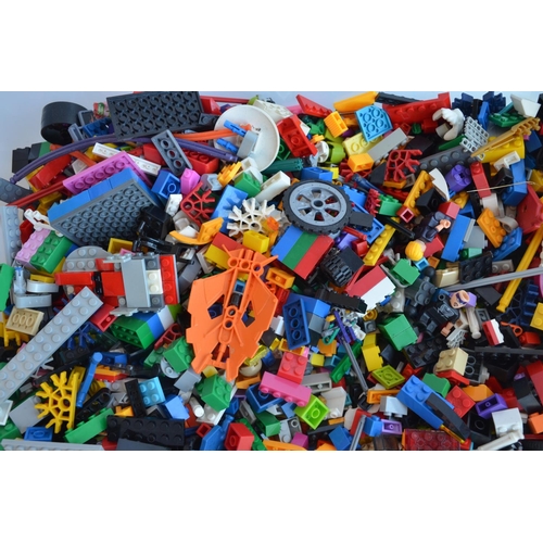 287 - Quantity of loose Lego and KNEX, qty, 2 boxes