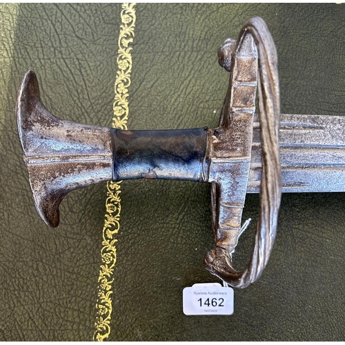 1462 - Circa 15th/16th century sword, likely of German origin with 30