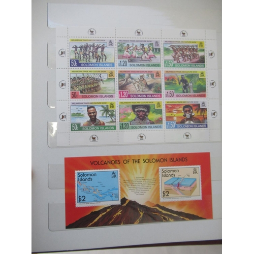 652 - Collection of C19th and 20th International stamps to inc. folder cont. Australian stamps, folder con... 