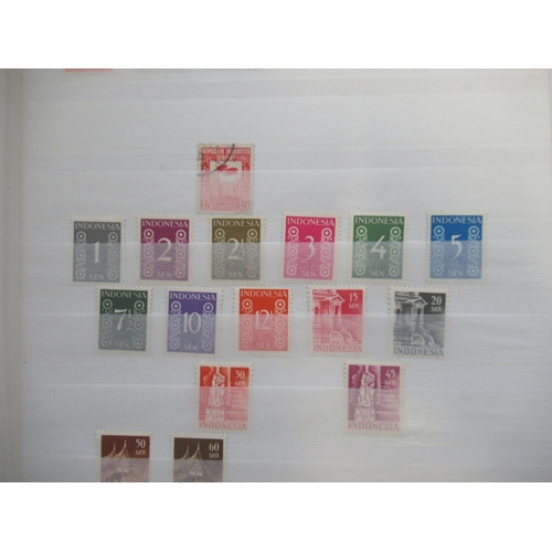 652 - Collection of C19th and 20th International stamps to inc. folder cont. Australian stamps, folder con... 