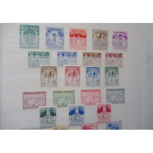 652 - Collection of C19th and 20th International stamps to inc. folder cont. Australian stamps, folder con... 