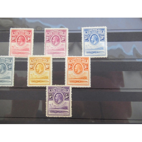 663 - Collection of C19th/20th International stamps to inc. album cont. Papua New Guinea stamps, album con... 