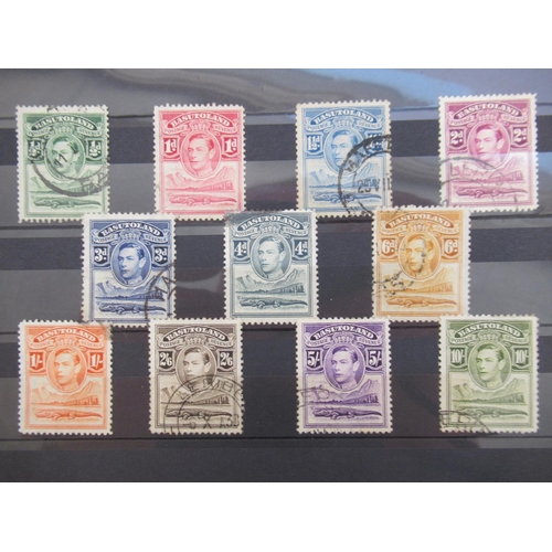 663 - Collection of C19th/20th International stamps to inc. album cont. Papua New Guinea stamps, album con... 