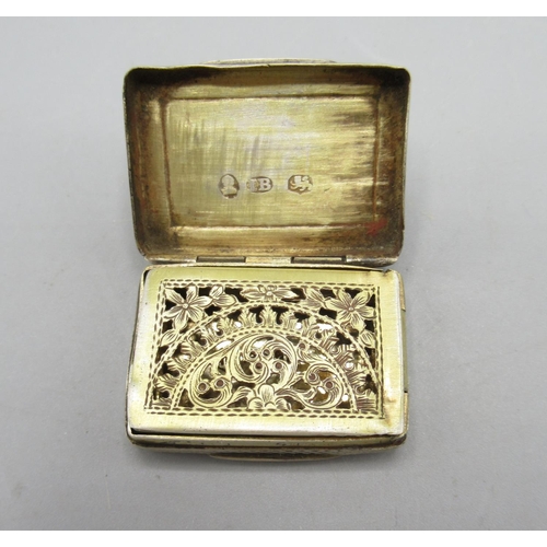 57 - Geo.IV hallmarked Sterling silver vinaigrette, with engraved initials 'EP' to top, opening to reveal... 