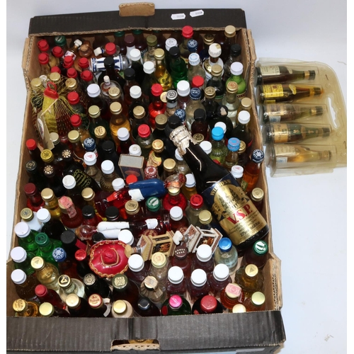 1006 - Large collection of alcohol miniatures