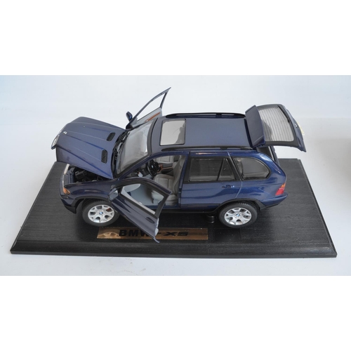 358 - Collection of large scale diecast model cars to include a Maisto 1/12 Jaguar XJ220 and 5x 1/18 scale... 