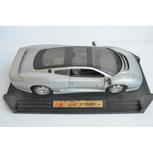 358 - Collection of large scale diecast model cars to include a Maisto 1/12 Jaguar XJ220 and 5x 1/18 scale... 