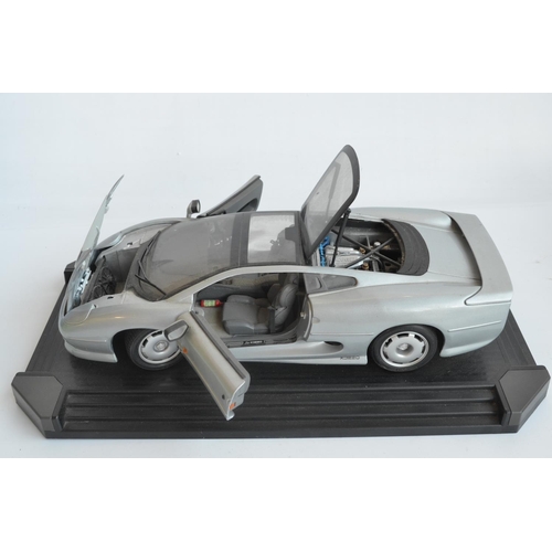 358 - Collection of large scale diecast model cars to include a Maisto 1/12 Jaguar XJ220 and 5x 1/18 scale... 