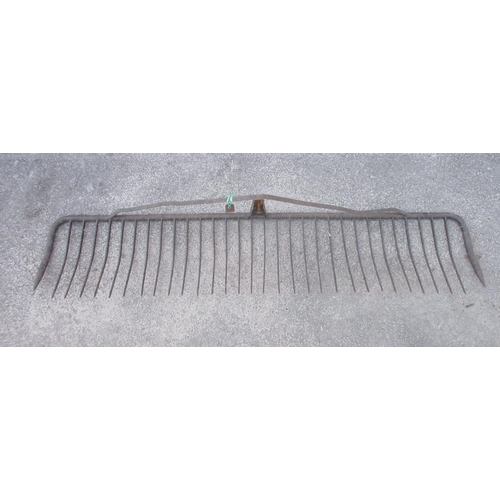 1309 - Large vintage metal rake head without handle, W141cm