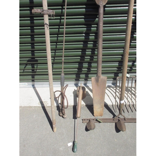 1310 - Selection of vintage gardening tools of various styles and uses, including a drill rake, potato fork... 