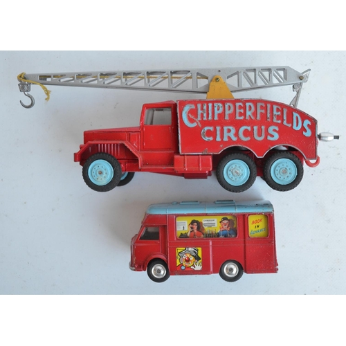 384 - Vintage Corgi Chipperfields Circus gift set No23, models in very good condition for age with typical... 