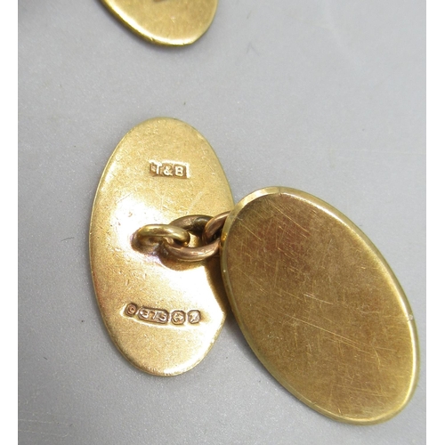 1099 - Pair of 9ct yellow gold oval cufflinks with engine turned detail, stamped 375, 7.75g