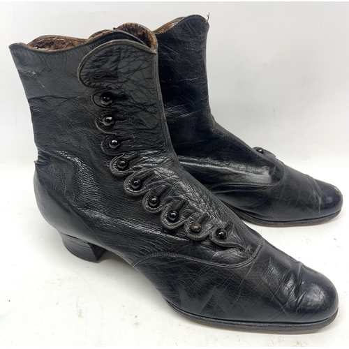 1336 - Julia Bradbury Collection: Pair of Victorian Ladies black leather button fasten short boots, (2)