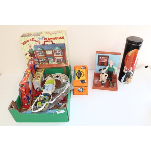 694 - Group of Wallace and Gromit collectables, incl. an alarm clock, miniature playsets, figures, Jacob's... 