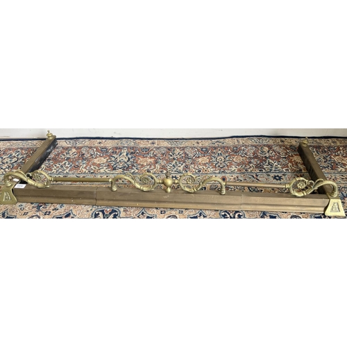 1173 - Brass adjustable fire curb, W137cm D45cm